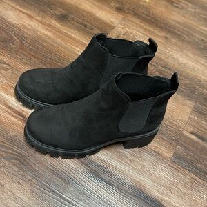 SODA black booties